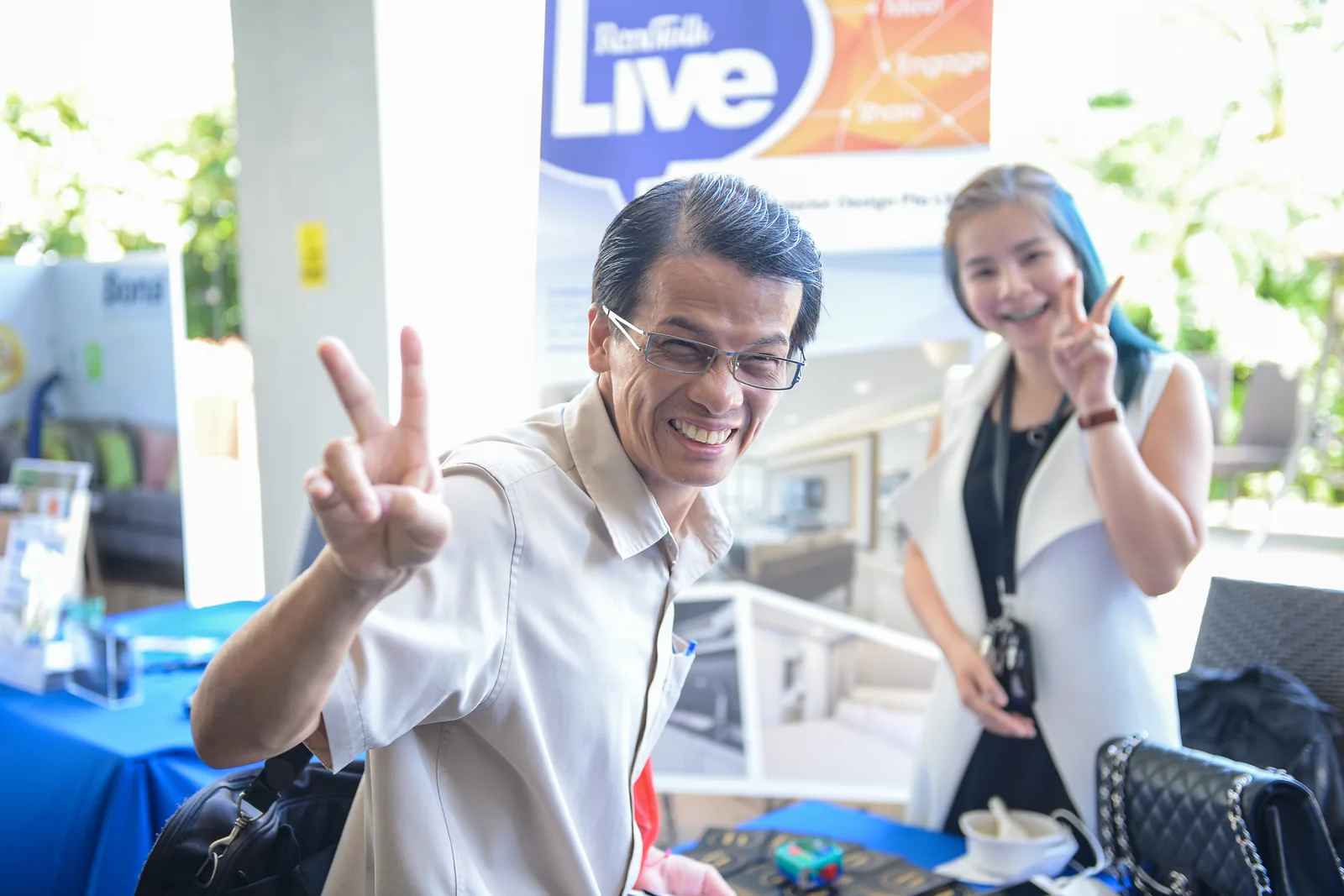Thumbs up at the counter